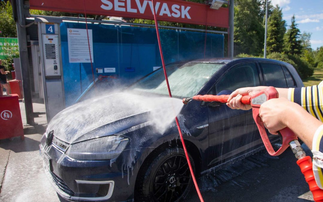 Vasker bilen med solvarmet vann