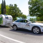 Audi e-tron med elektrisk campingvogn på slep