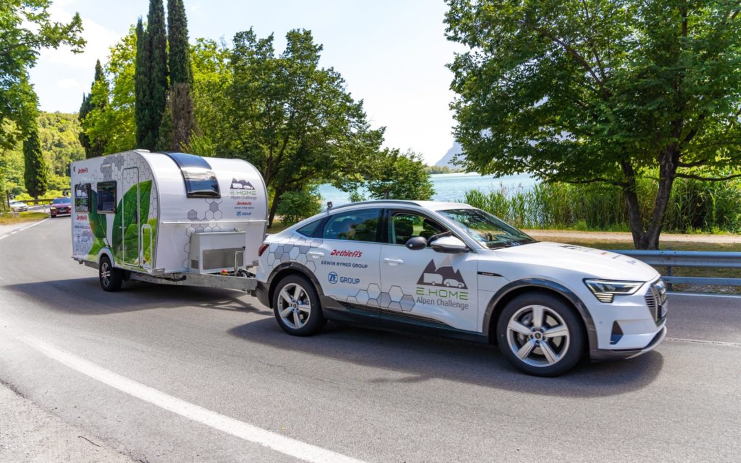 Audi e-tron med elektrisk campingvogn på slep